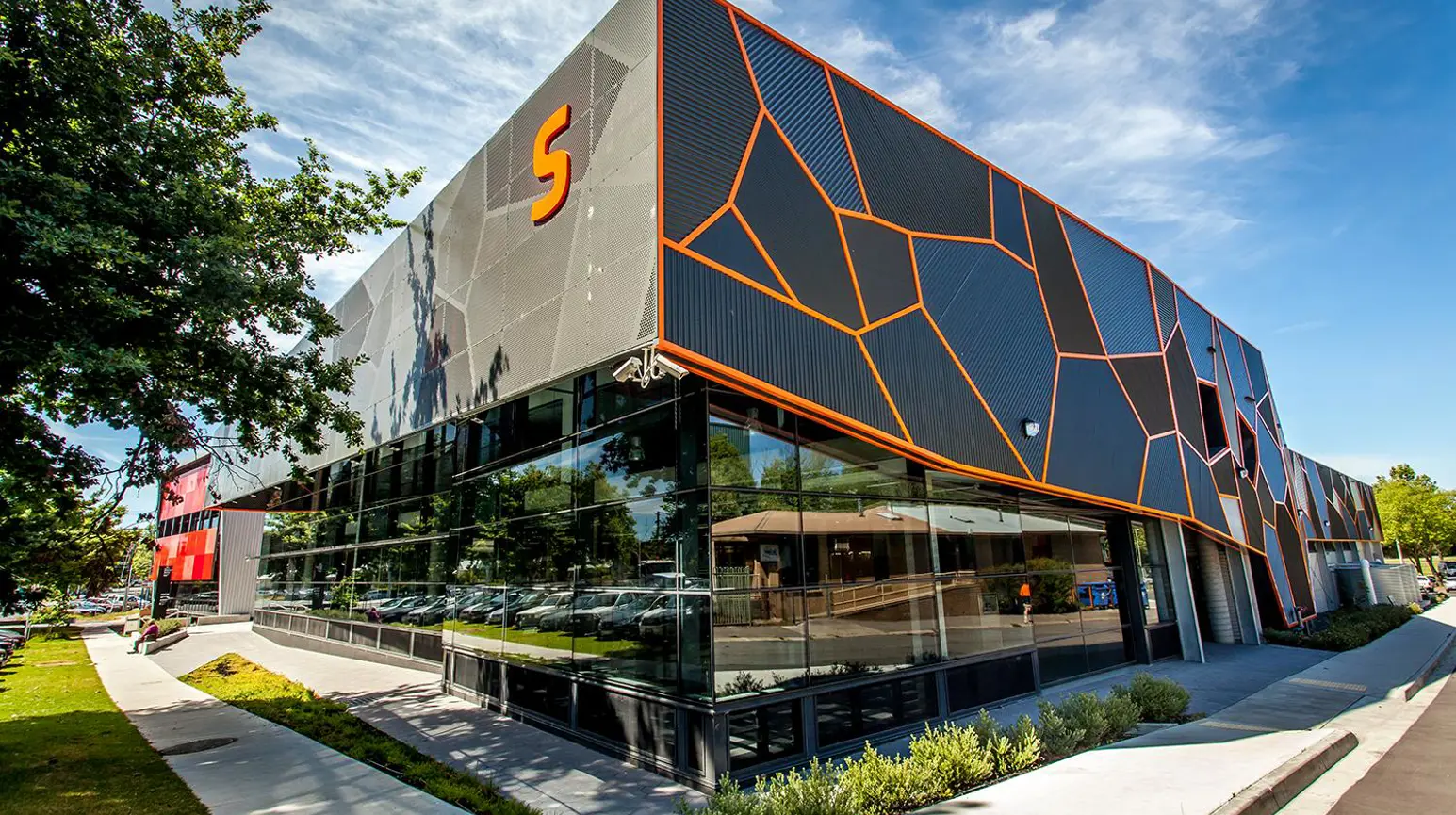 Photo of S building at a Federation University campus.